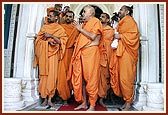 Swamishri doing darshan at the shrine of Shri Hanumanji and Shri Ganapatiji