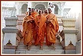 Swamishri descends the mandir steps