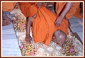 Swamishri offers prostrations to the shrine of Yogiji Maharaj