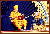 Swamishri performs arti of Shri Harikrishna Maharaj 