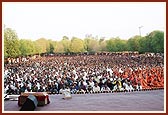 Thousands of devotees immersed in the divine atmosphere of Swamishri's morning puja