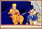 Swamishri offers mantra pushpanjali to Shri Harikrishna Maharaj