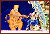Swamishri offers mantra pushpanjali to Shri Harikrishna Maharaj