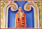 Adorning the stage, the murtis of Shastriji Maharaj..