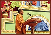 Pujya Narayanmuni Swami asks the questions to Swamishri