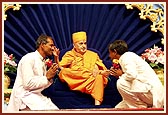 Swamishri blesses two dedicated volunteers