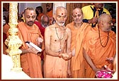 Pujya Mahant Swami and senior sadhus perform the abhishek rituals