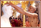 Abhishek of panchamrut and saffron water on the murtis of Shastriji Maharaj and Pramukh Swami Maharaj