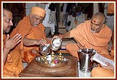 Abhishek performed on murtis of Shri Harikrishna Maharaj (Lalji)