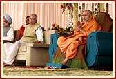 Swamishri blesses the assembly