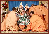 Swamishri is honored with a shawl by the resident sadhus of Delhi