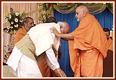Swamishri honors and blesses Shri L. K. Advani