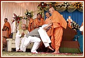 Swamishri honors and blesses Shri Manmohan Singh former Finance minister