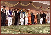 Swamishri with the dignitaries