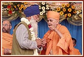 Swamishri blesses Shri Jathedar Singh