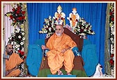 Swamishri in the assembly