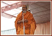 Pujya Atmaswarup Swami gives the welcome address