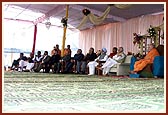 Swamishri and dignitaries on stage