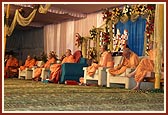 Swamishri blesses the evening assembly