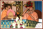 Swamishri performs his morning puja on the main stage 