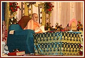 Swamishri performs his morning puja on the main stage 