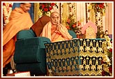 Swamishri bows to everyone after his puja