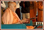 Swamishri performs arti as part of the mahapuja for the diksha ceremony