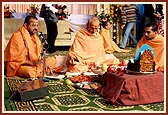 Pujya Mahant Swami performs the mahapuja rituals