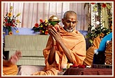 Pujya Mahant Swami performs the mahapuja rituals