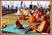 Swamishri performs arti as part of the mahapuja for the diksha ceremony