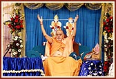 Swamishri holds the janoi during the janoi ceremony for the parshads