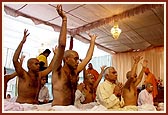 Swamishri holds the janoi during the janoi ceremony for the parshads