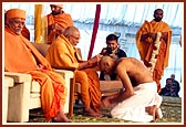 Pujya Kothari Swami places a kanthi