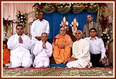 Parents of parshads with Swamishri