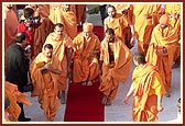 Swamishri arrives and humbly bows before the deities