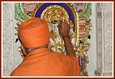 Swamishri performs pujan of Shri Hanumanji and Shri Ganapatiji