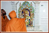 Swamishri performs pujan of Shri Hanumanji and Shri Ganapatiji