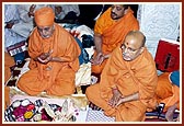 Swamishri chants dhun as part of the pratishtha rituals and prays for peace and happiness