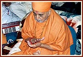 Swamishri chants dhun as part of the pratishtha rituals and prays for peace and happiness