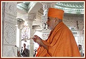 Swamishri performs the murti-pratishtha arti