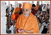 Swamishri performs mantra pushpanjali