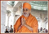 Swamishri prays to the deities