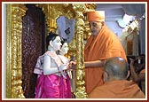 Swamishri performs the murti-pratishtha of Shri Akshar Purushottam Maharaj 