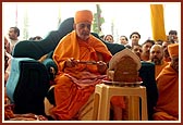 Swamishri performs arti