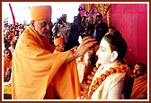 Swamishri performs pujan of the deities during the yagna