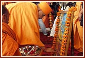 Swamishri performs pujan of the deities during the yagna