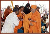 Swamishri blesses the Brahmins who performed the yagna rituals