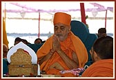 Swamishri performs the yagna rituals