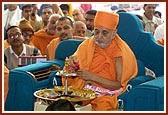 Swamishri performs panchamrut snan of Thakorji