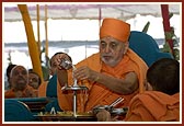 Swamishri performs panchamrut snan of Thakorji